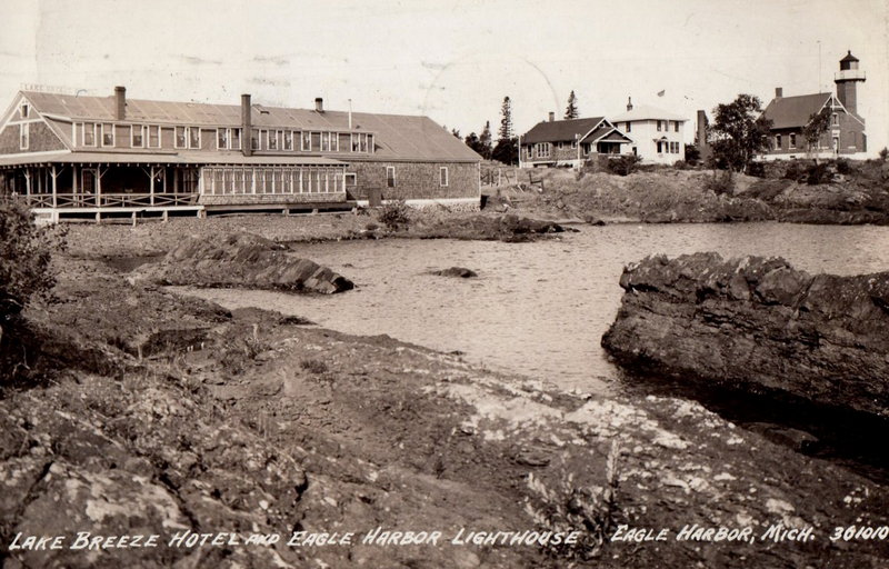 Lake Breeze Hotel - Vintage Postcad